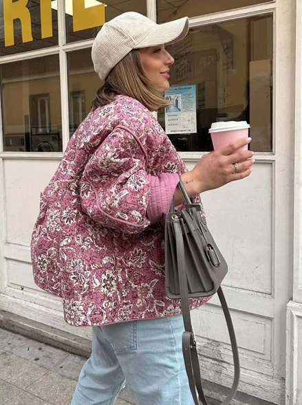 Bequeme Damenjacke mit Isolierung für Herbst und Winter