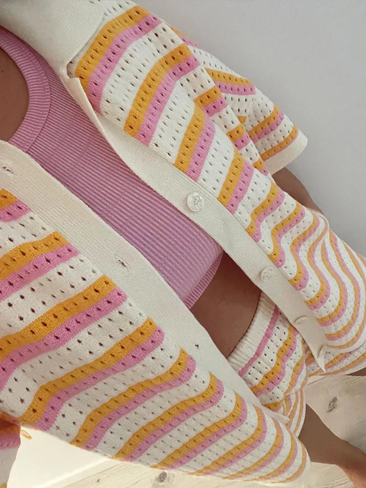 Zweiteiliges Damen-Strickset mit gestreiftem Kontrastdesign